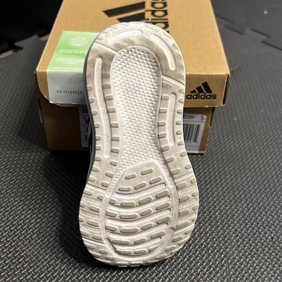 Infant Addidas runners. Size 6k US. In excellent condition - Picture 4 of 4